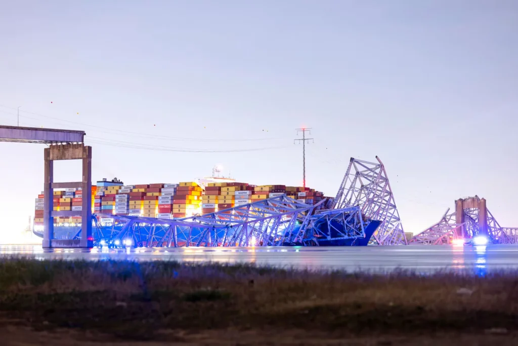 Un puente en Baltimore se derrumba después de ser chocado por un enorme barco