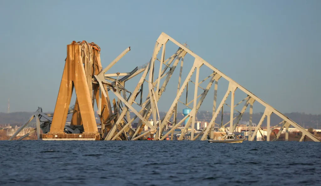 Un puente en Baltimore se derrumba después de ser chocado por un enorme barco