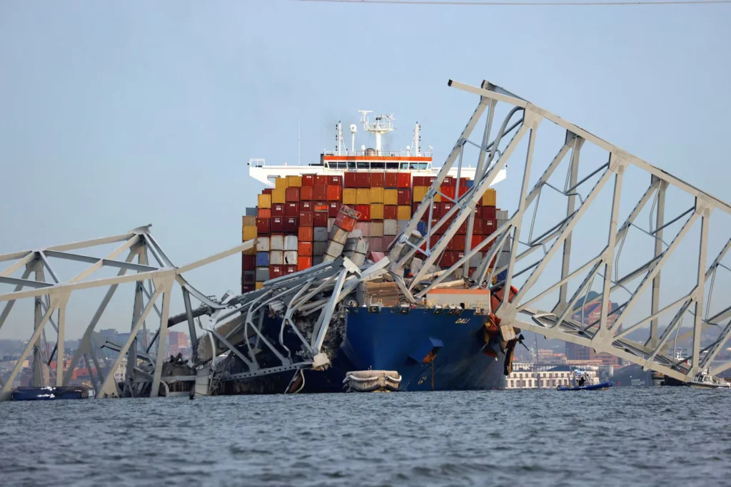 Un puente en Baltimore se derrumba después de ser chocado por un enorme barco