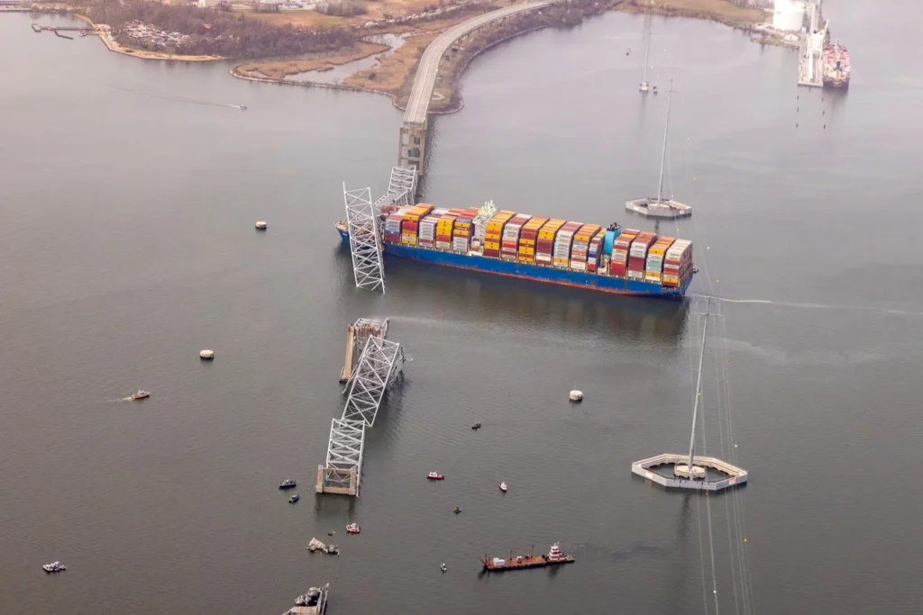 Un puente en Baltimore se derrumba después de ser chocado por un enorme barco